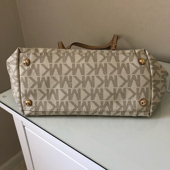 Michael Kors Handbag - Picture 2 of 3